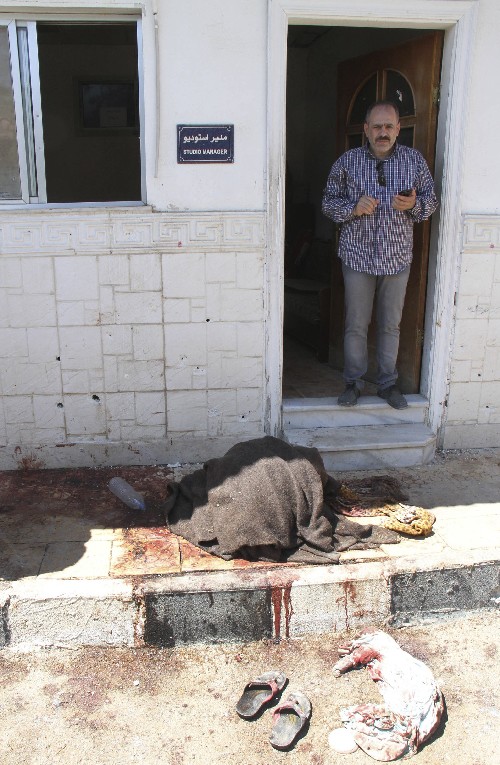 Плъхове гризат останки на сирийски граждани 