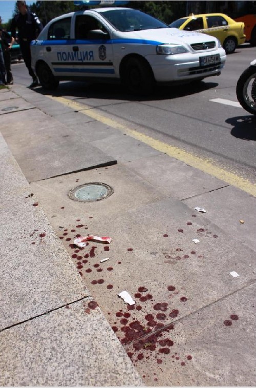 Мъртвопиян гази пешеходци на тротоар в Джерман