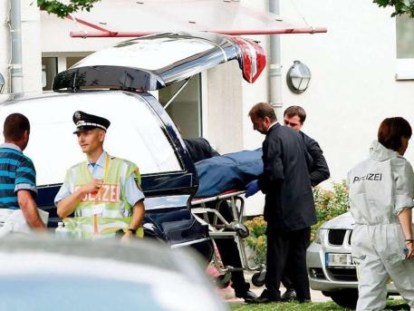 Само в БЛИЦ: Жената на убит в Карлсруе заложник роди с цезерово сечение