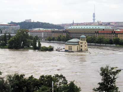 Порои и урагани връхлетяха Чехия