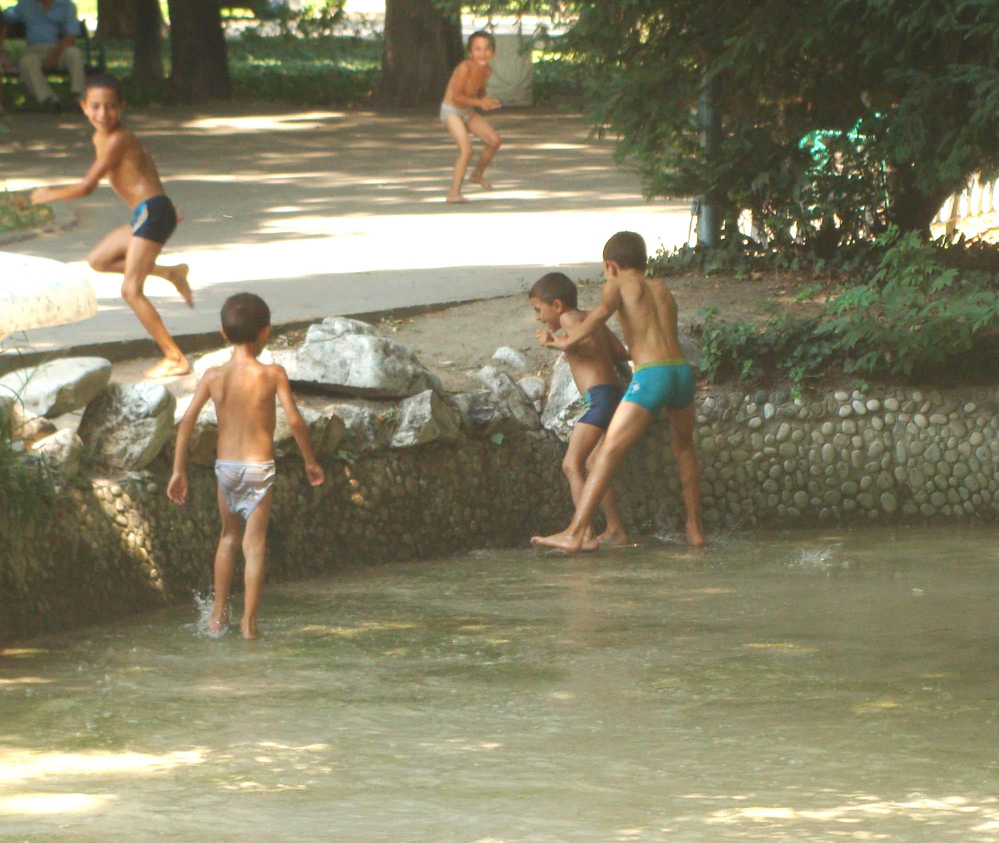Не пускат цигани в градските басейни в Пловдив