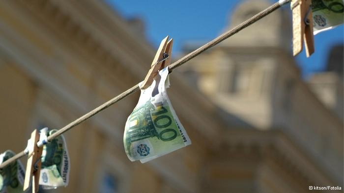Безочлива корупция: 1 милион евро под дюшемето на здравен министър  