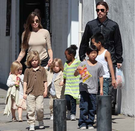 Най-накрая: Джоли позволи на Брад Пит да се види с децата си! 