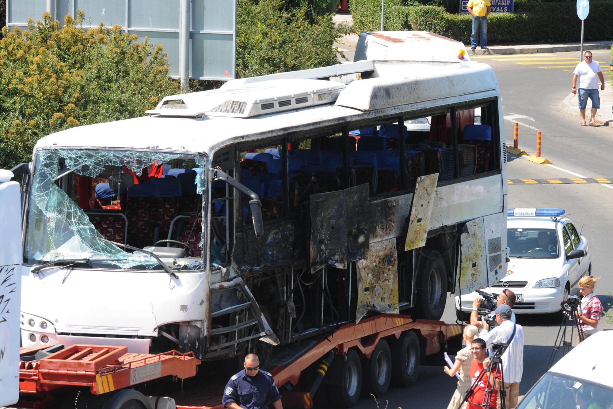 Влекачи извозват взривените и обгорели в атентата автобуси (СНИМКИ)