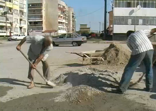 Роми сами си асфалтирали улицата в Силистра