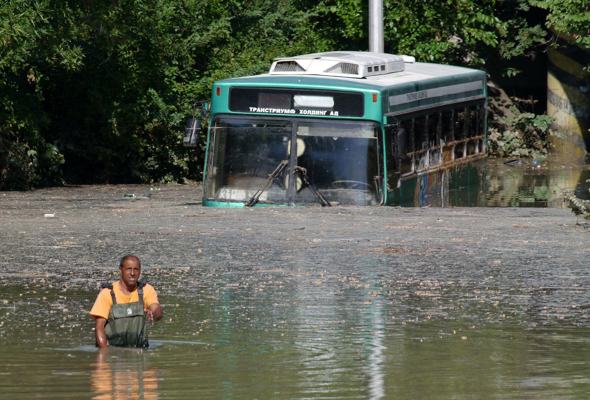 Шофьорът на автобуса спасил 17-те пътници от водния ад (ВИДЕО)