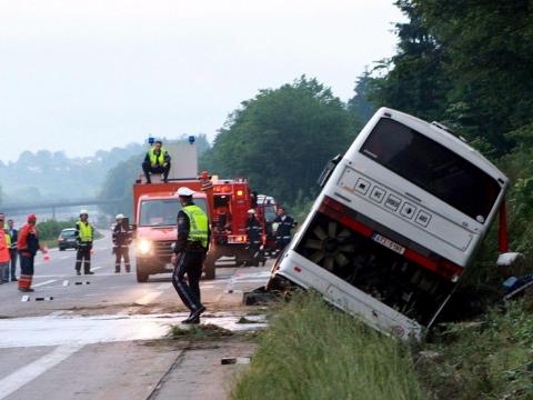 Автобус с 50 полски деца се обърна на път за Златните, шофьорът заспал на волана