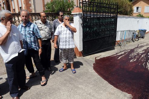 Поругаха джамия във Франция с две свински глави и много кръв 