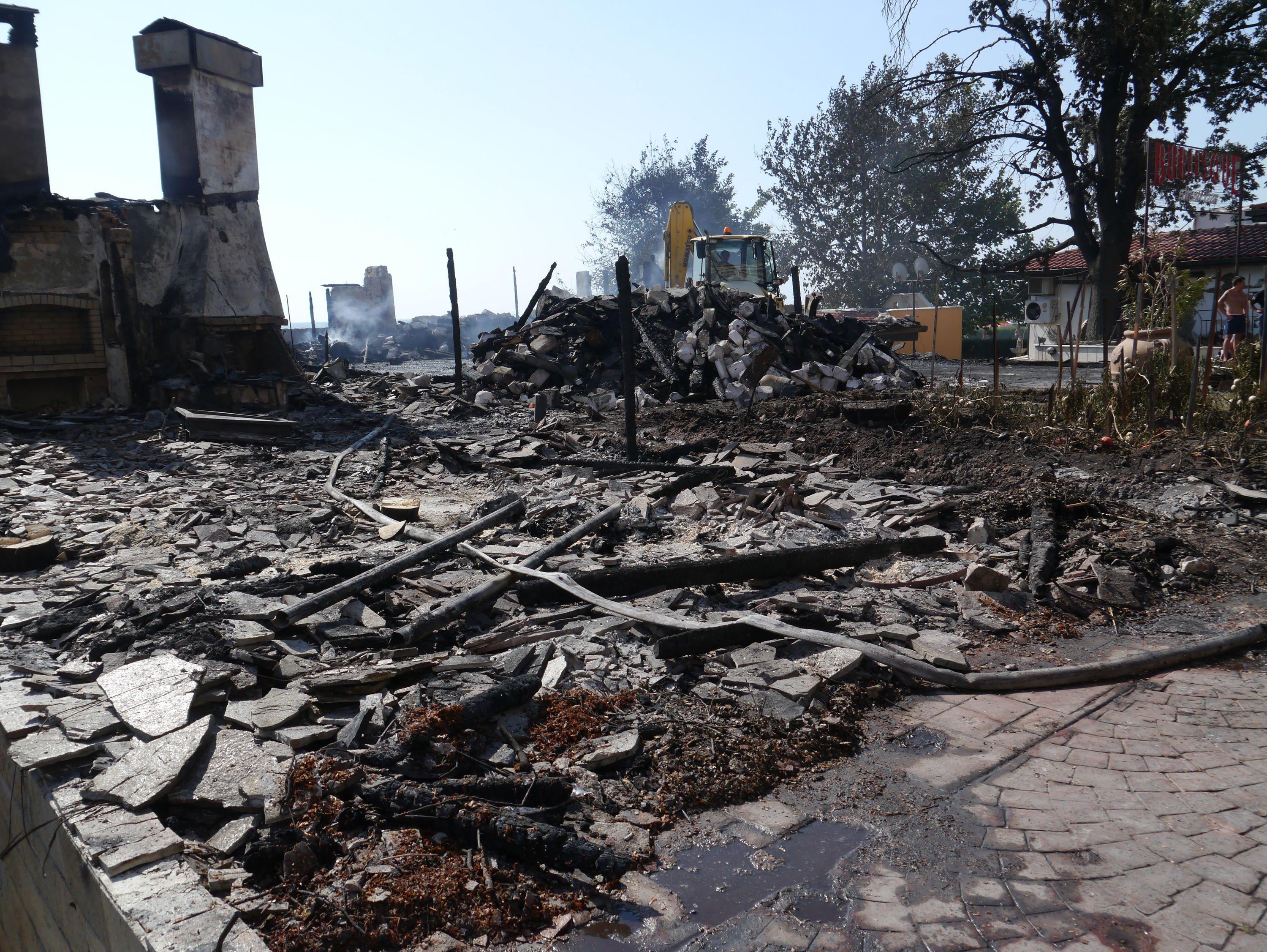 Подпалиха кръчмата на бившия кмет на Катунци