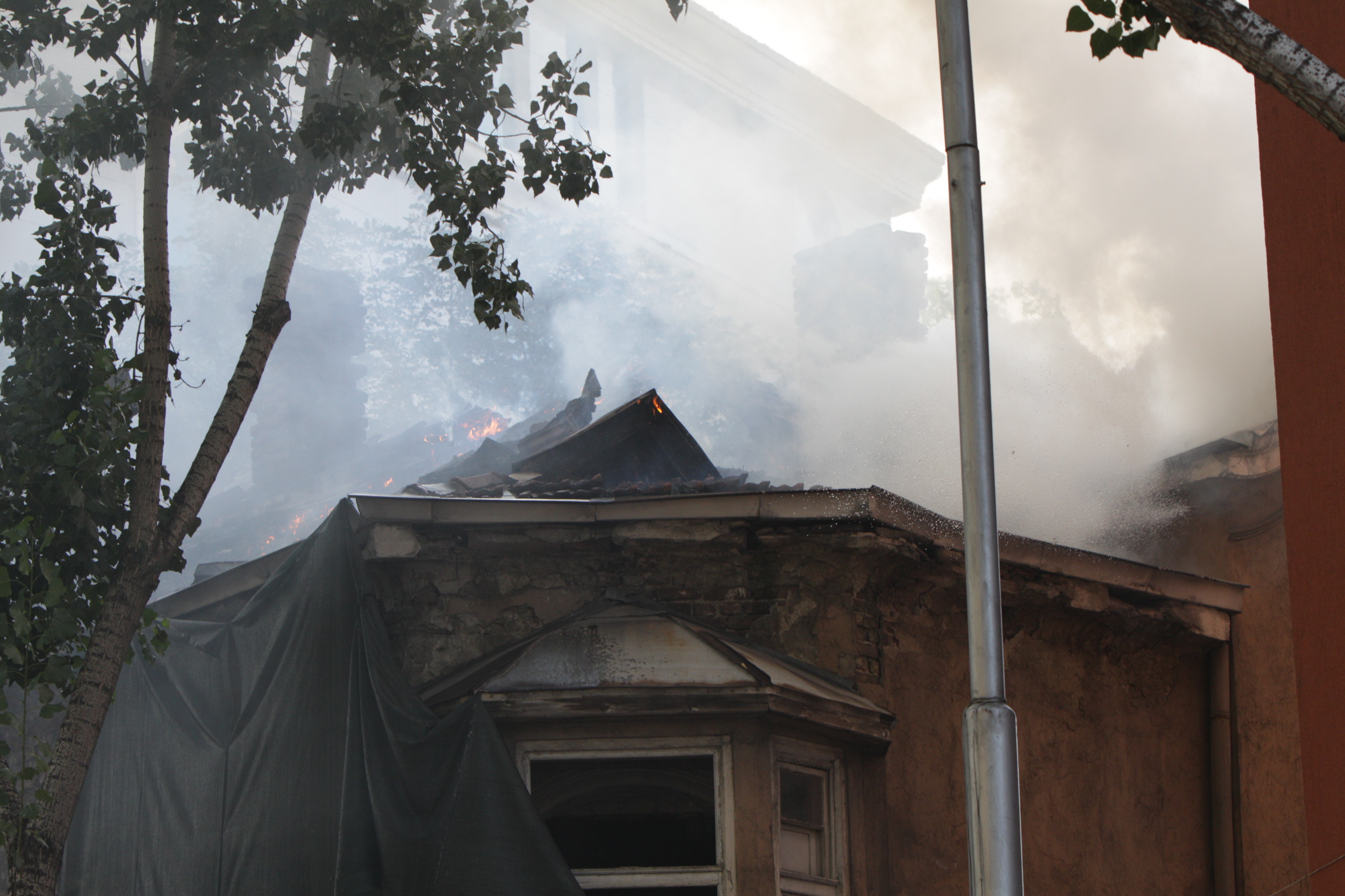 Съседка: Собственост на Киро Японеца е горящата къща на бул. ”Васил Левски” в София   