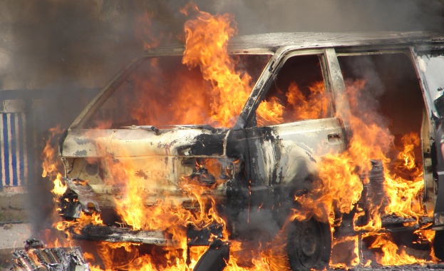 Лека кола избухна в пламъци на ключово кръстовище в Пловдив