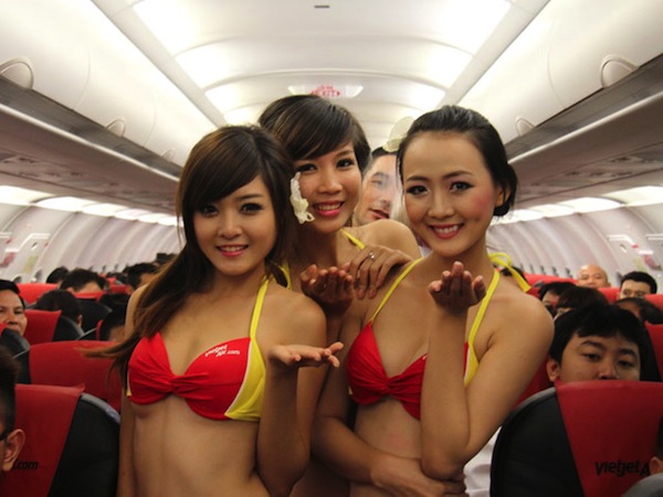 Виетнамски стюардеси по бикини развличат пътниците с еротични танци