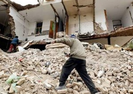 250 мъртви и 2000 ранени след двете големи земетресения в Иран