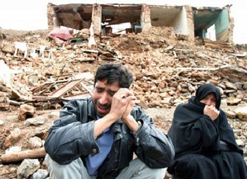 Иран е в траур, жертвите на труса достигнаха 300