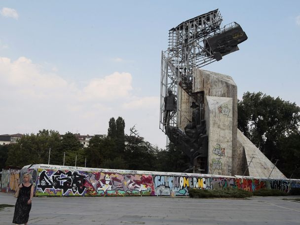 Паметникът пред НДК ще бъде обновен, а не демонтиран