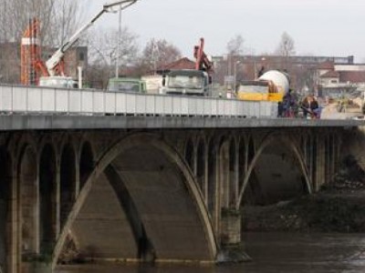 Мост за милиони се разцепи година след ремонт