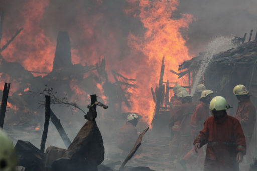 Огнен ад погълна 150 жилищни сгради в Джакарта 
