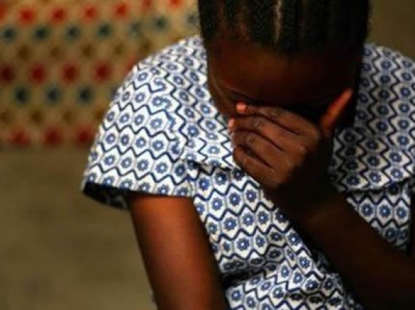 Замбиец изнасили дъщеря си, за да стане порноактьор  