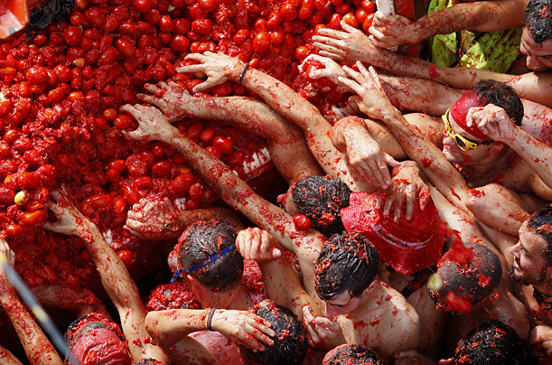 Традиция: Зверски бой с домати в Испания (СНИМКИ/ВИДЕО)