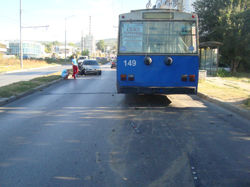 „Рено Лагуна” налетя на тролей във Варна, трима пътници са ранени 