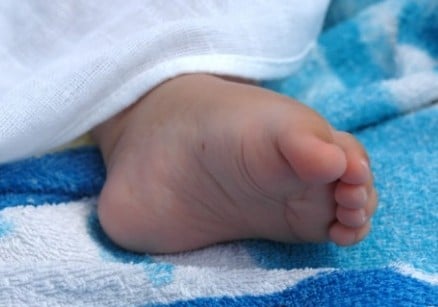 Полицията търси биологичния баща на удушеното бебе