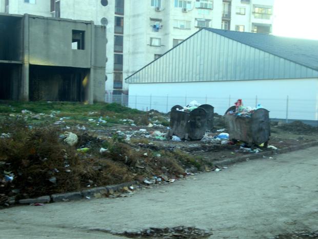 Цял блок глобен за боклуци пред терасите 