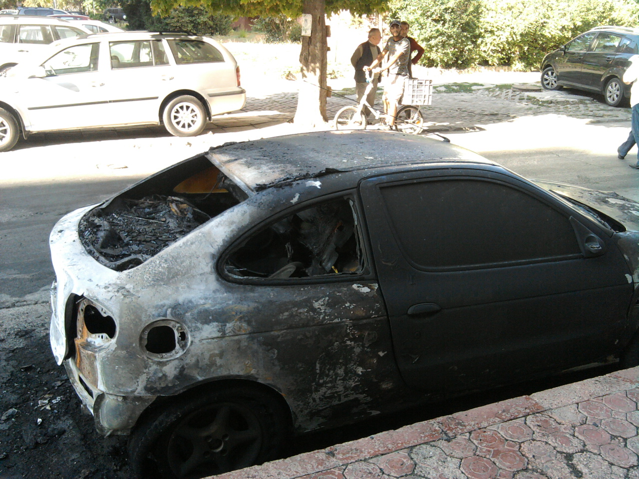 Изгоря колата на фризьорка във Варна (снимки)