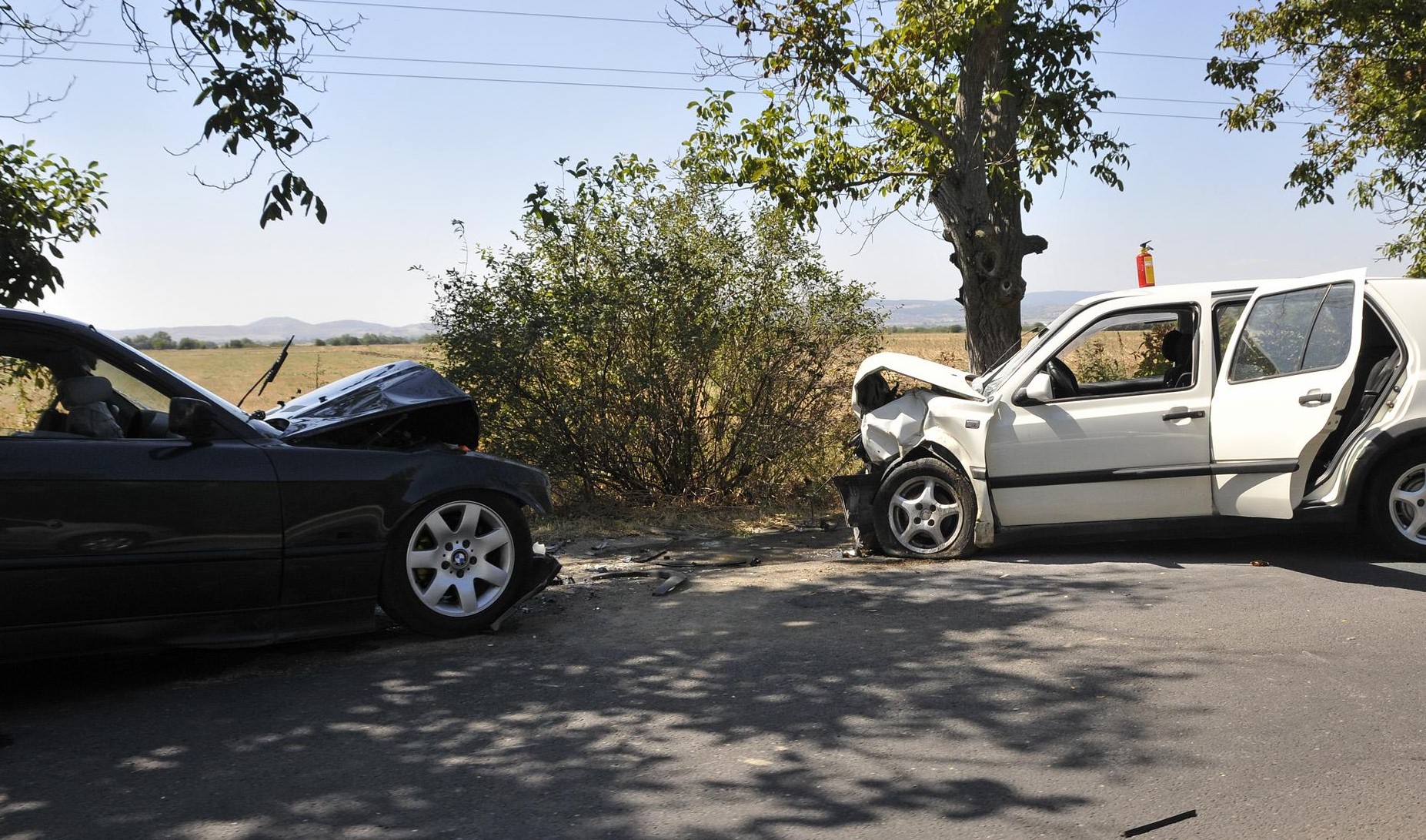 Три коли се удариха пред бензиностанция, младеж е с опасност за живота