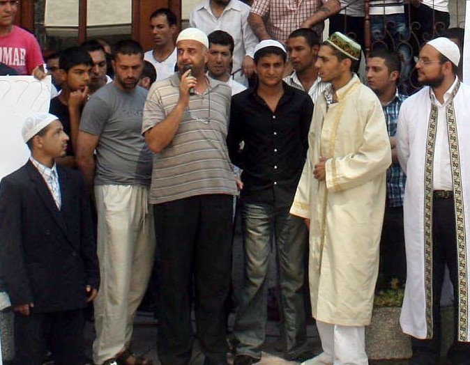 300 мюсюлмани в битка с охраната на съда в Пазарджик