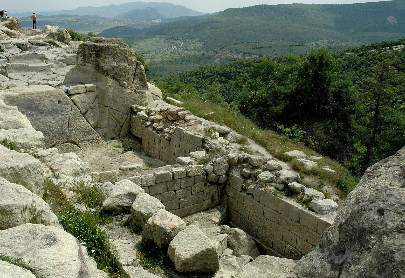Нов храм от ІІІ век изникна на Перперикон