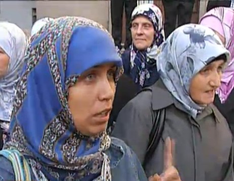 200 мюсюлмани с плакати обсадиха съда в Пазарджик