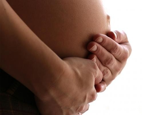 Пловдивска фирма глобява със 700 лева служителки за бременност 
