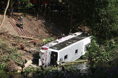 Автобус падна в 200-метрова пропаст, 22-ма загинаха