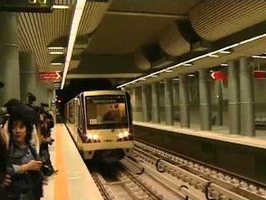 Само в БЛИЦ: Младеж скочи върху релсите в софийското метро