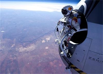 Феликс Баумгартнер се хвърля от космоса в неделя 