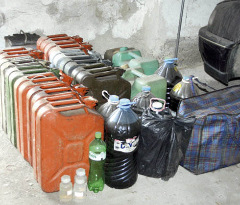 Семейство от Димитровград продава нелегален дизел от бидони в Чирпан