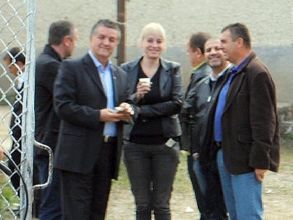 ГЕРБ: Депутатка от ДПС щрака с телефон на избори