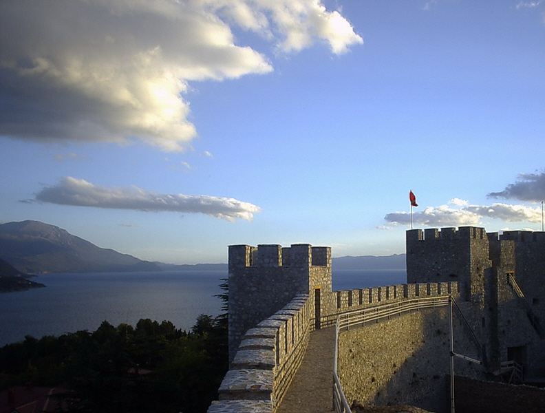 Провокация: Албанско знаме се развя над Самуиловата крепост в Охрид 