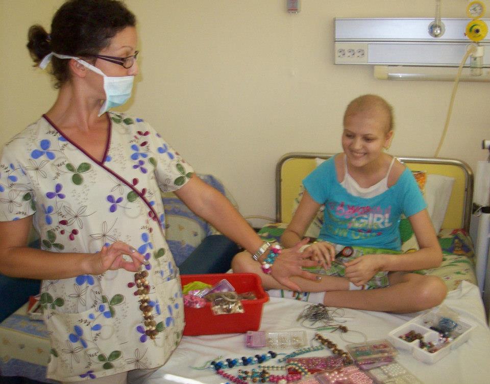 Болно от рак момиче прави бижута, за да помогне на други като нея