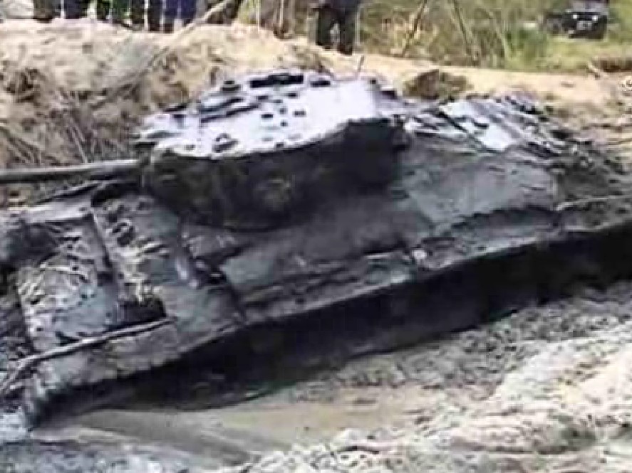 Уникален британски танк изплува от река в Полша