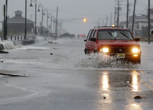 Супербурята “Санди” изгуби статута си на ураган по пътя си към САЩ