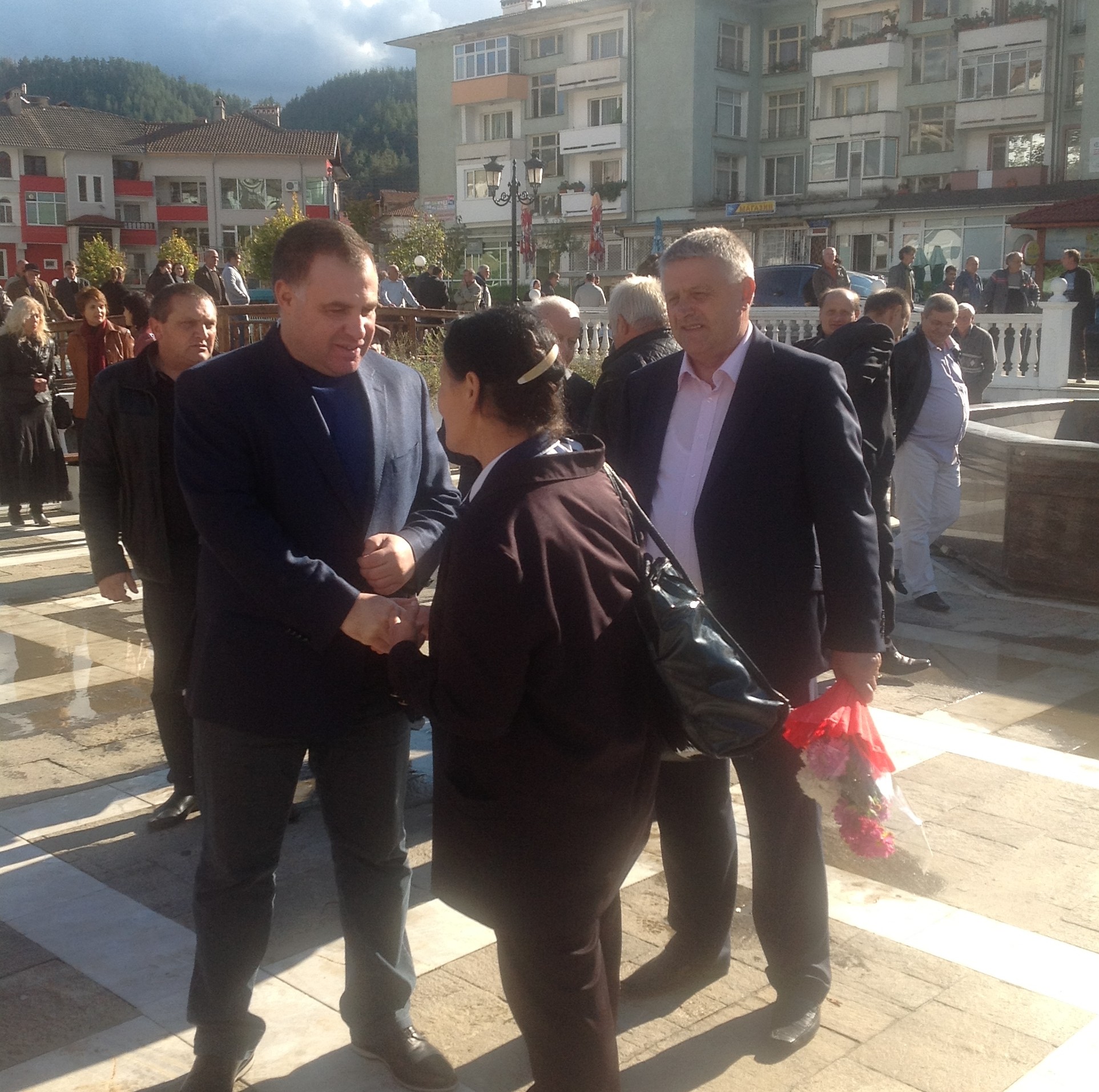 Министър Найденов посети бедстващите в община Неделино