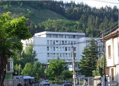 Родители окупират болницата в Разлог заради натровените деца