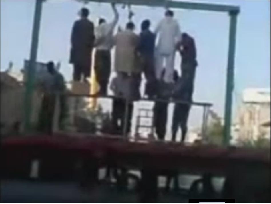 Шок и ужас: Бесят дисиденти в Иран, зрител снима екзекуцията (ВИДЕО 18+) 