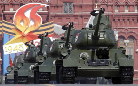 Парад: Танкове-герои Т-34 и славните  “Катюши” на Червения площад
