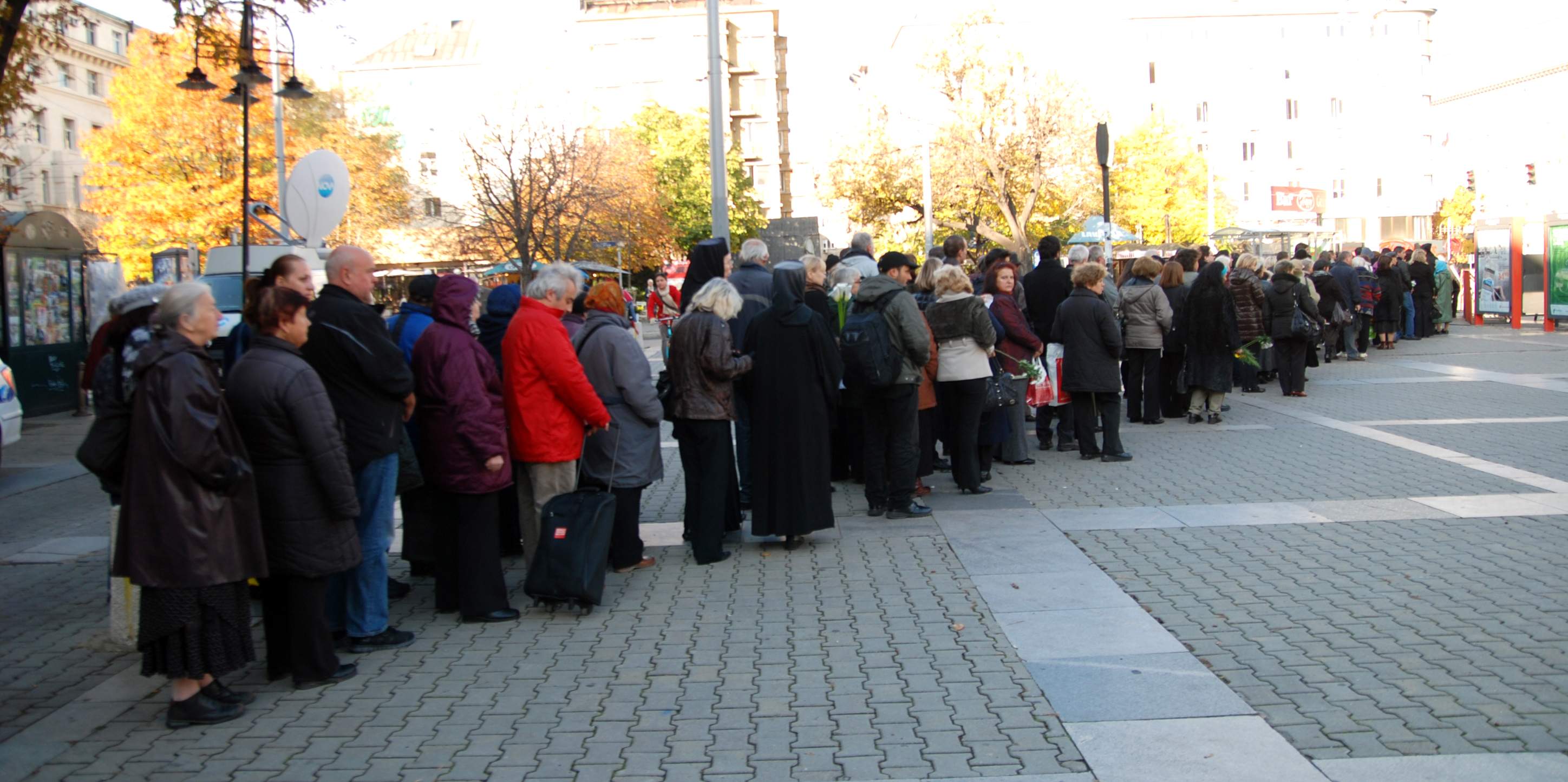 Хиляди се прекланят пред патриарх Максим (СНИМКИ)