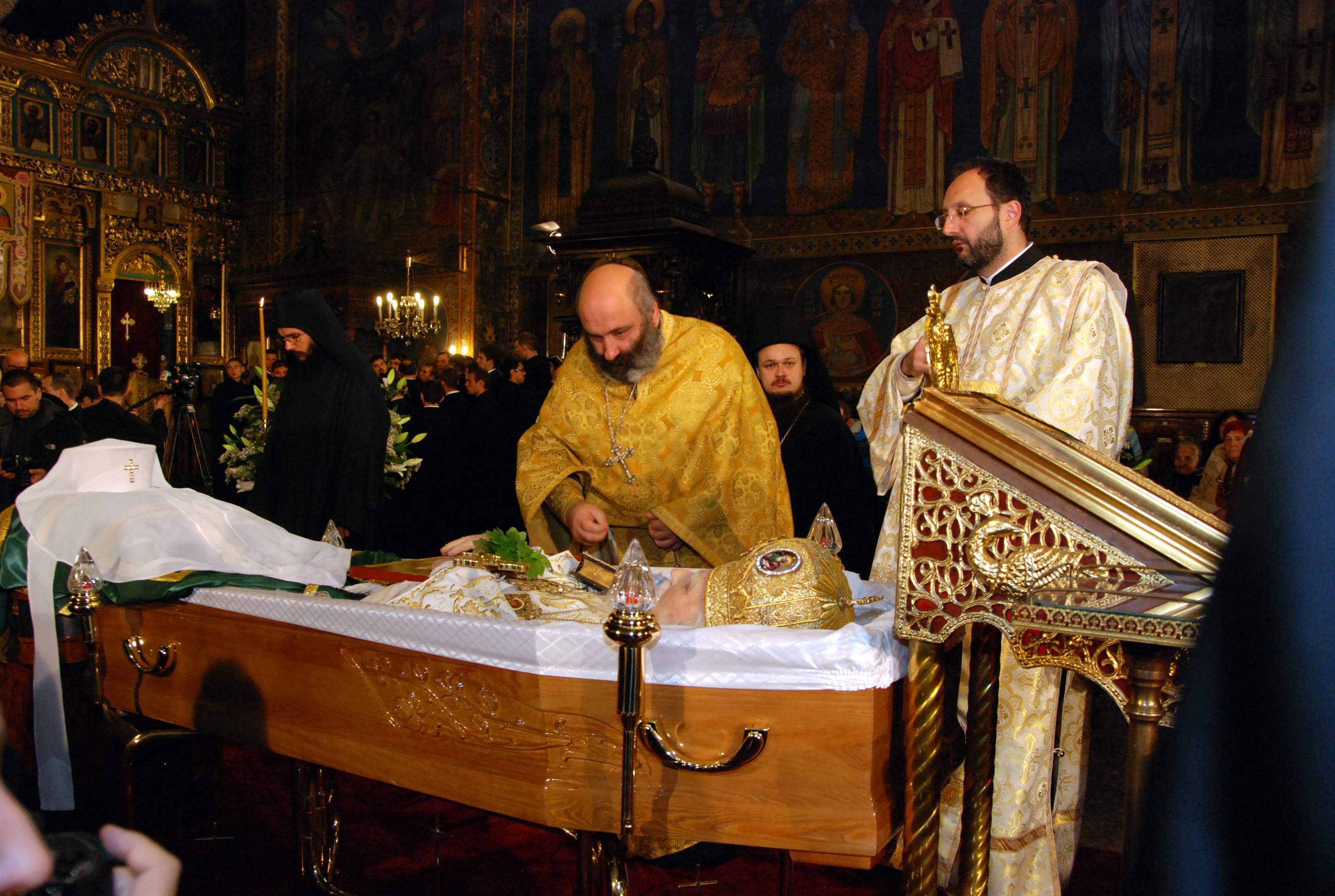 Хиляди се прекланят пред патриарх Максим (СНИМКИ)