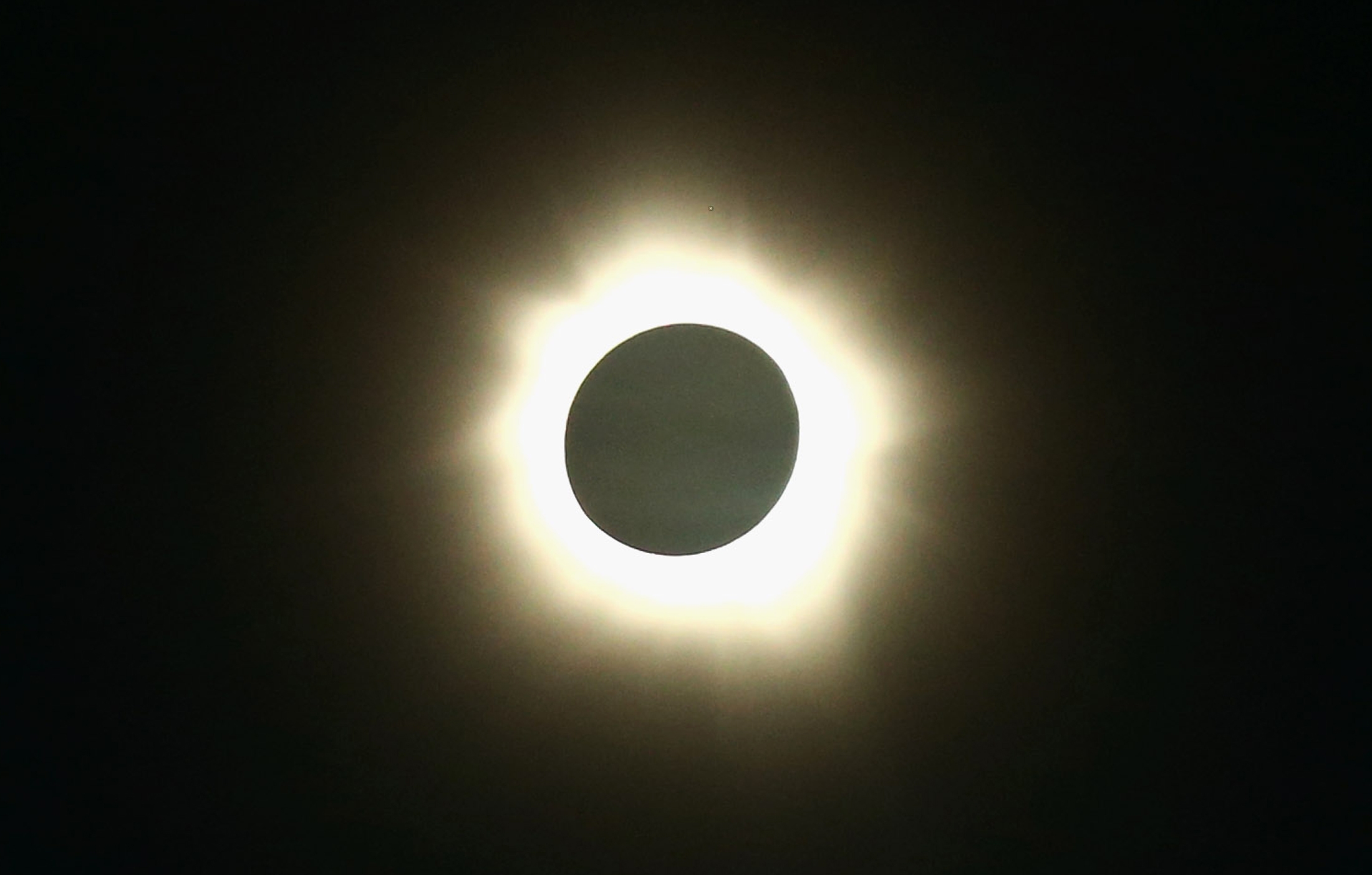 Топ кадрите на Ройтерс от слънчевото затъмнение
