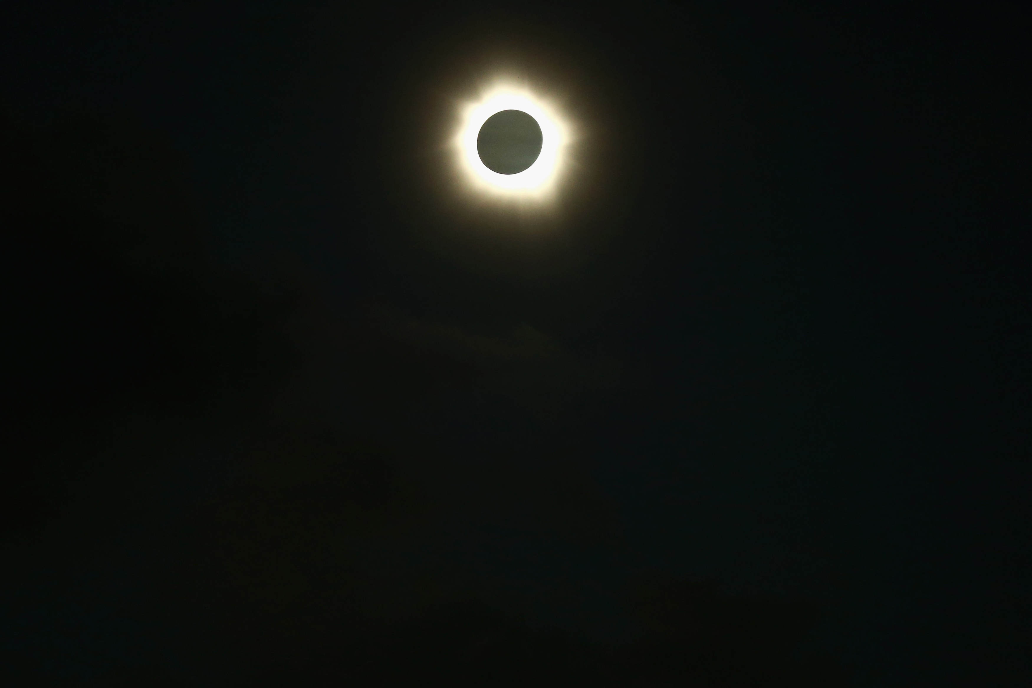 Топ кадрите на Ройтерс от слънчевото затъмнение