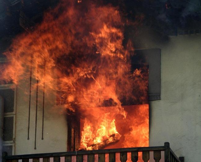 Трима души са изгорели живи при пожара на къщата в Созопол